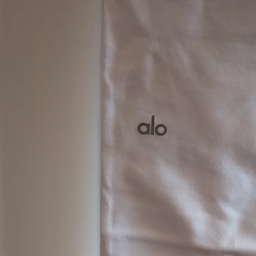ALO Yoga Classic White High-Waist Leggings - Picture 4 of 4